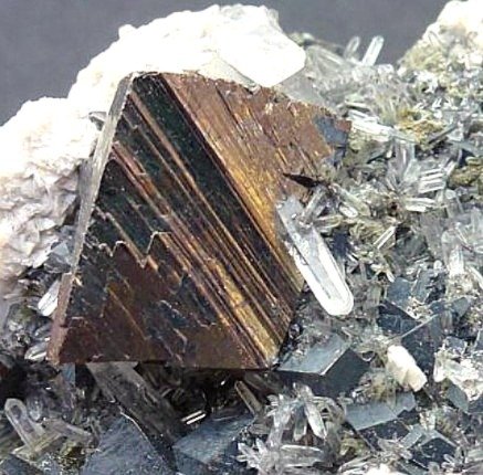 Arsenopirita, Cuarzo<br />Dalnegorsk, Distrito urbano Dalnegorsk, Primorsky Krai, Rusia<br />8 x 5 cm. la pieza,  1,2 x 1,2 cm. el cristal<br /> (Autor: javier ruiz martin)
