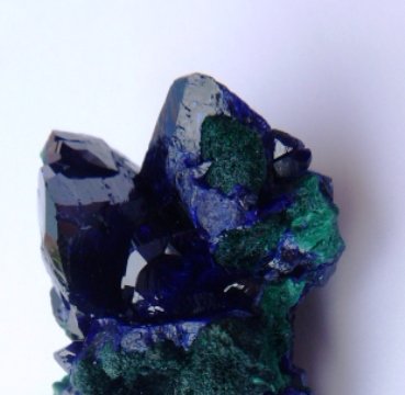 Azurita, Malaquita<br />Mina Milpillas, Cuitaca, Municipio Santa Cruz, Sonora, México<br />5 x 3 cm. la pieza,2 x 2 cm.  la vista de la foto<br /> (Autor: javier ruiz martin)