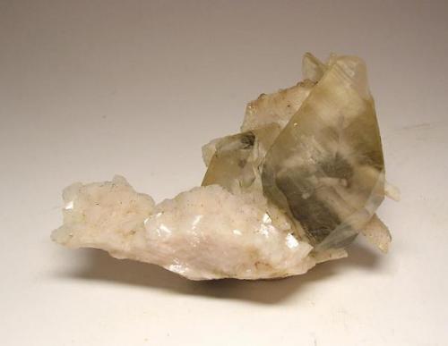 3971-Calcita y dolomita, mina La Cuerre, minas de La Florida, Labarces, Cantabria, 7,4x4,6x3,3 cm. (Autor: Edelmin)