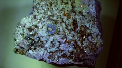 Osumilite, Tridymite, Muscowite<br />Cantera Funtanafigu, Marrubiu, Monte Arci, Provincia Oristano, Cerdeña/Sardegna, Italia<br />1,5 x 1,3 cm<br /> (Author: Volkmar Stingl)