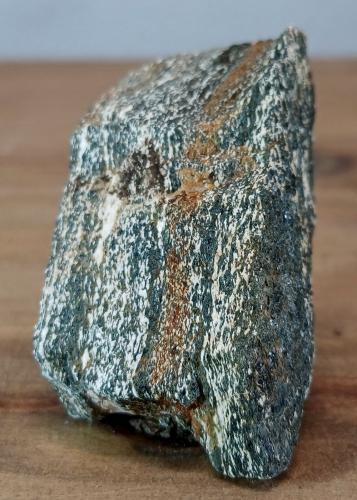 Anfibolita<br />Macizo ultramáfico (ultrabásico) de Herbeira-Complejo de Cabo Ortegal, Herbeira, Cariño, Comarca Ortegal, La Coruña / A Coruña, Galicia / Galiza, España<br />3x6x2 cm.<br /> (Autor: supertxango)