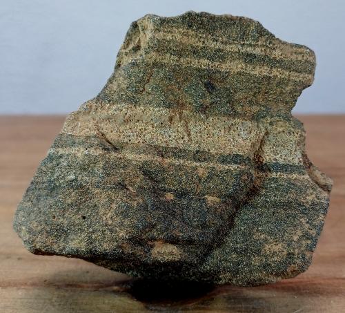 Anfibolita<br />Macizo ultramáfico (ultrabásico) de Herbeira-Complejo de Cabo Ortegal, Herbeira, Cariño, Comarca Ortegal, La Coruña / A Coruña, Galicia / Galiza, España<br />8x7x2,5 cm.<br /> (Autor: supertxango)