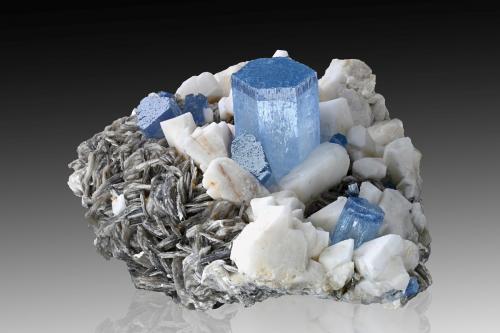 Berilo (variedad aguamarina) con Ortoclasa y Mica (grupo)<br />Mina Pikar, Chumar Bakhoor, Valle Sumayar, Distrito Nagar, Gilgit-Baltistan (Áreas del Norte), Paquistán<br />11 x 9 x 5.5 cm / Cristal principal: 3.2 cm<br /> (Autor: Museo MIM)