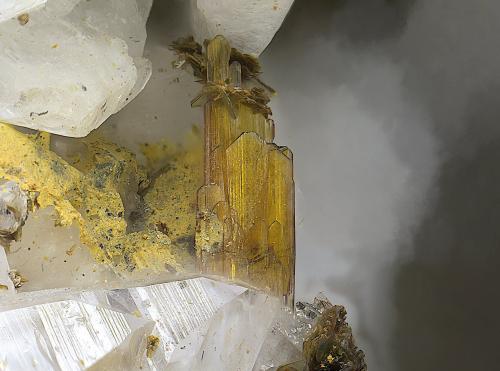 Brookita<br />Afloramientos de Guainos Bajos (Autovía Adra-Motril), Guainos Bajos, Adra, Comarca Poniente Almeriense, Almería, Andalucía, España<br />cristal de 2,8 mm<br /> (Autor: Antonio Carmona)