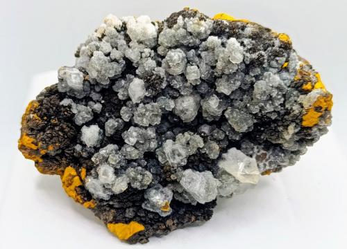 Calcita y limonita.<br />Mina Trinidad, Cerros del Romeral y Pechón, Benalmádena-Mijas, Comarca Costa del Sol Occidental, Málaga, Andalucía, España<br />11x7 cm.<br /> (Autor: AntonioJesus)