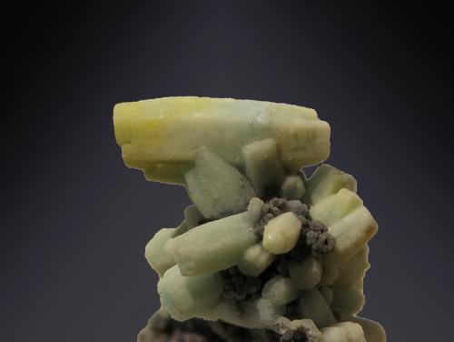 Plumbogummite<br />Zona Yangshuo / Laohu, Montes Haiyang, Prefectura Guilin, Región Autónoma Guangxi Zhuang, China<br />Main cristal is 9 mm long<br /> (Author: Firmo Espinar)