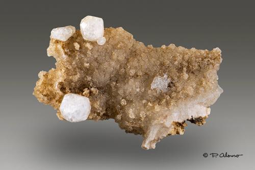 Analcima<br />Zona Pichi, Departamento Mártires, Pichi area, Departamento Mártires, Chubut, Argentina<br />4,5cm x 2,5cm x 1cm<br /> (Autor: Pere Alonso)