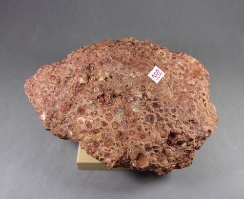 bauxita<br />Mina San Miguel, Municipio Fuentespalda, Comarca Matarraña, Teruel, Aragón, España<br />17,5 x 12,3 x 6,4 cm.  1.415 g.<br /> (Autor: J. G. Alcolea)