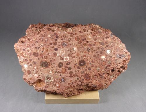 bauxita<br />Mina San Miguel, Municipio Fuentespalda, Comarca Matarraña, Teruel, Aragón, España<br />17,5 x 12,3 x 6,4 cm.  1.415 g.<br /> (Autor: J. G. Alcolea)