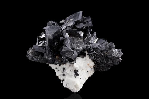 Chevkinita (Subgrupo) en Ortoclasa y Titanita<br />Valle Tangir, Distrito Tangir, Gilgit-Baltistan (Áreas del Norte), Paquistán<br />17.5 x 16 x 12 cm / Cristal principal: 7 cm<br /> (Autor: Museo MIM)