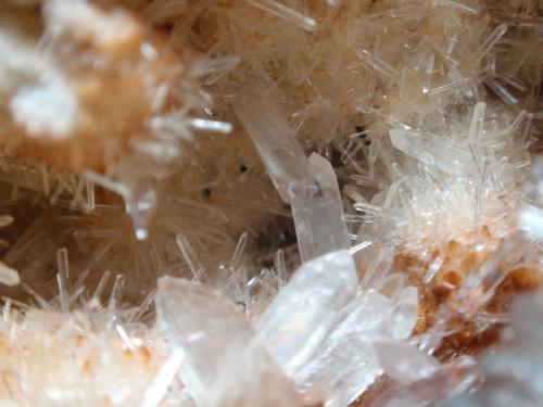 Calcita<br />Corta Valnegro (Corta Pie de Potro), filón Obdulia, Zona minera Caravia, Pie de Potro, Duyos, Caravia, Comarca del Oriente, Principado de Asturias (Asturias), España<br />70x80 mm<br /> (Autor: Ignacio)