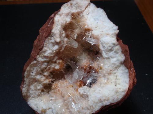 Calcita y cuarzo<br />Corta Valnegro (Corta Pie de Potro), filón Obdulia, Zona minera Caravia, Pie de Potro, Duyos, Caravia, Comarca del Oriente, Principado de Asturias (Asturias), España<br />70x80 mm<br /> (Autor: Ignacio)