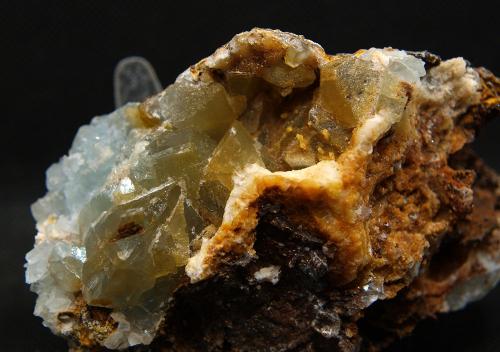 Celestina y calcita<br />Cantera Cabezoncillo, Cabeçonet/Alto del Salmitre, Municipio Busot, Comarca Campo de Alicante, Alicante / Alacant, Comunidad Valenciana / Comunitat Valenciana, España<br />9.5 x 5.5 cm<br /> (Autor: Pedro Antonio)