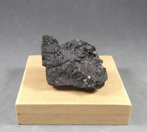 Alabandita<br />Mina Preciosa Sangre de Cristo (Preciosa Sangue de Cristo Mine; Preciosa Mine), Cerro Tlachiaque, Alchichica, Municipalidad Tepeyahualco, Puebla, Méjico.<br />3,7 x 2,7 x 2 cm. 43,65 g.<br /> (Autor: J. G. Alcolea)