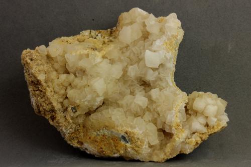 Calcita<br />Cantera Carija, Cerro de Carija, Mérida, Comarca 	Tierra de Mérida - Vegas Bajas, Badajoz, Extremadura, España<br />88x68x23 mm<br /> (Autor: Juan Espino)