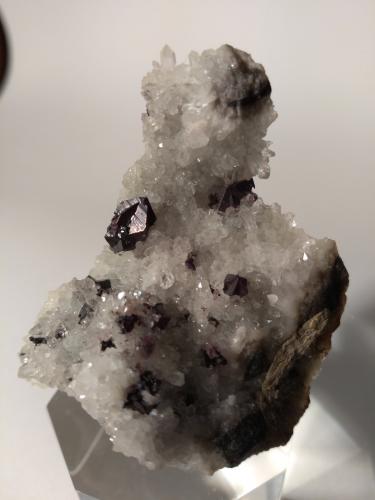 Cinabrio sobre Cuarzo<br />Mina Tongren, Tongren, Prefectura Tongren, Provincia Guizhou, China<br />76 mm x 55 mm<br /> (Autor: Sante Celiberti)