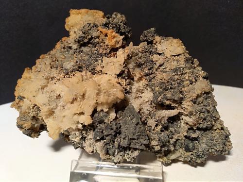 Calcopirita, Esfalerita, Cuarzo, Berthierita<br />Mina Gavorrano, Gavorrano, Provincia Grosseto, Toscana, Italia<br />103 x 65 mm<br /> (Autor: Sante Celiberti)