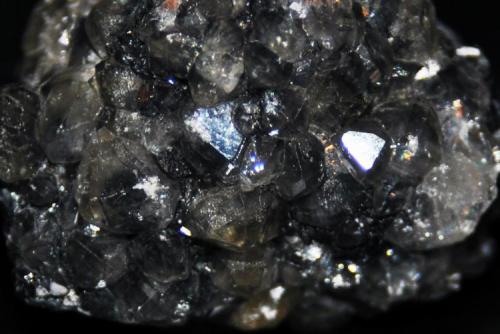 Cerusita
Mibladen Mine, Mibladene (Mibladén; Mibladan; Miblanden), Upper Moulouya lead District, Midelt, Khénifra Province, Meknès-Tafilalet Region, Marruecos.
Medidas pieza: 2,8x2,7x2 cm (Autor: Sergio Pequeño)