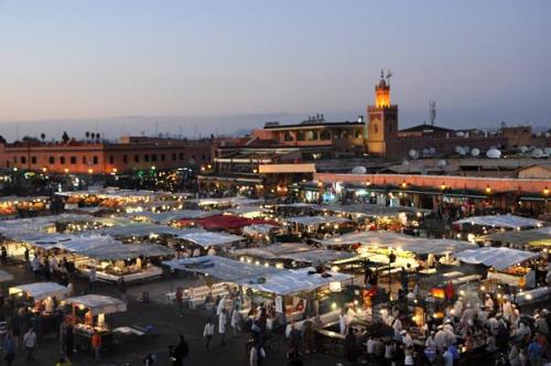 Ambiente nocturno en Jemaa el Fna, la plaza mayor de Marrakech.
Fot. T. Praszkier. (Autor: Josele)