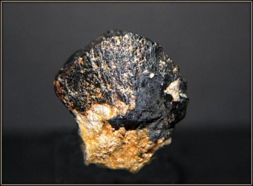 Casiterita
Minas de Penouta - Penouta - Viana do Bolo - Orense - Galicia - España
cristal de 32 x 22 mm
vista frontal (Autor: Mijeño)