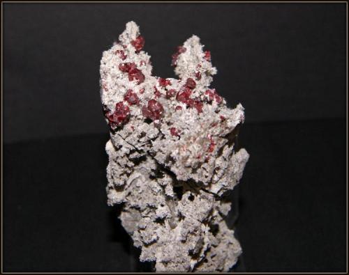 Cinabrio
Mina Escarlati - Puerto de las Señales - Maraña - León - Castilla y León - España
4.5 x 9 x 6 cm
Cinabrio (Autor: Mijeño)