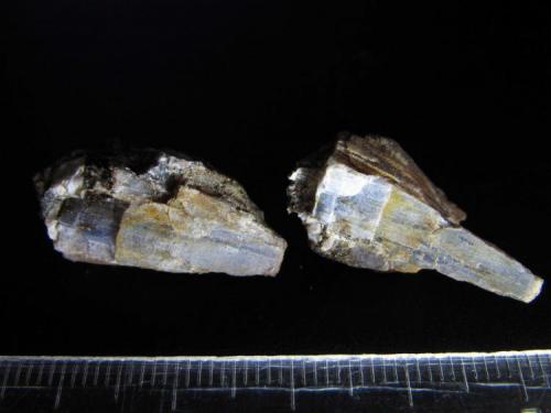 Cianita
Loma del Gato, Almuñécar, Granada, Andalucía, España
2’5 x 1’3 cm.
Los dos fragmentos en que se rompió este cristal al sacarlo de su grieta de cuarzo.  El de la izquierda ha quedado convexo, y el de la derecha cóncavo. (Autor: prcantos)