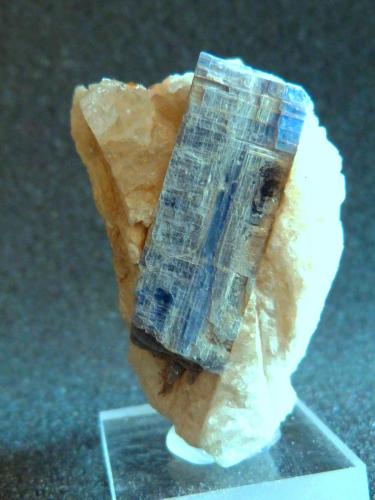 Cianita
Furquim, Brasil
4,5 x 3 x 3 cm. (Autor: Felipe Abolafia)