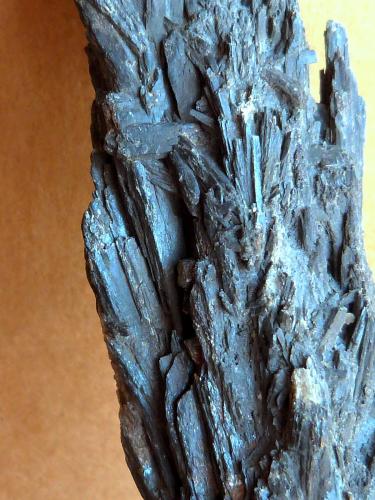 Cianita
Malacacheta, Minas Geraes, Brasil
12 x 3,5 x 2,5 cm.
Detalle vista frontal (Autor: Felipe Abolafia)