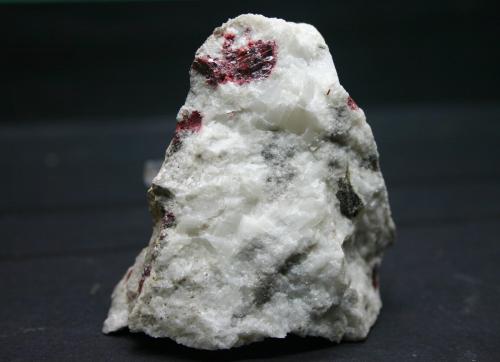 Cinabrio sobre calcita<br />Mina Escarlati, Puerto de las Señales, Maraña, Comarca Montaña Oriental, León, Castilla y León, España<br />63mm - 62mm - 45mm<br /> (Autor: Pedro Naranjo)