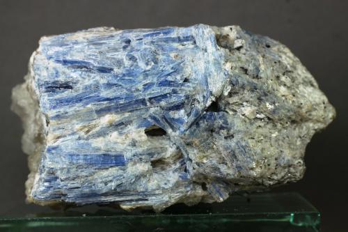 Cianita<br />Virgem da Lapa, Vale do Jequitinhonha, Minas Gerais, Brasil<br />75x60x45 mm<br /> (Autor: Juan Espino)