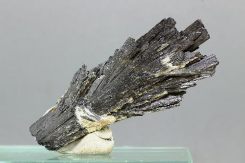 Cianita<br />Ribeirão das Folhas, Minas Novas, Vale do Jequitinhonha, Minas Gerais, Brasil<br />42x24 mm<br /> (Autor: Juan Espino)