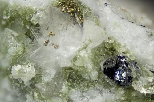 Eudidymite  Anatase  Pyrite<br />Cantera Poudrette, Mont Saint-Hilaire, La Vallée-du-Richelieu RCM, Montérégie, Québec, Canadá<br />FOV = 4mm<br /> (Author: Doug)