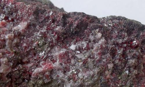 Cinabrio, dolomita y pirita<br />Distrito Minero de Almadén, Almadén, Comarca Valle de Alcudia, Ciudad Real, Castilla-La Mancha, España<br />6 x 5 cm<br /> (Autor: Cristalino)