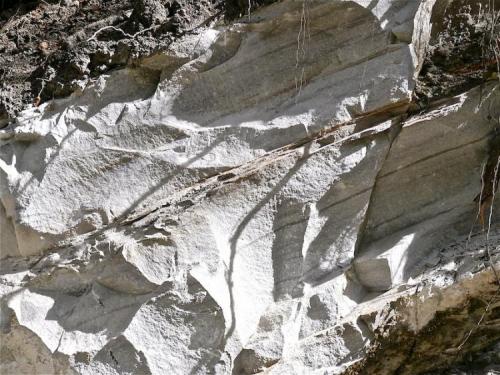 Calcoesquisto.
Dharapani, Valle del Marsyangdi, Región de los Annapurnas, Nepal.
CdV: 1,5 m
Tiene menos recristalización que un mármol pero los diferentes minerales mas ordenados formando capas. (Autor: Josele)
