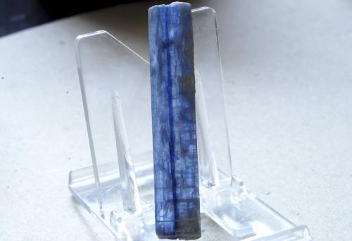 Cianita<br />Brasil<br />Medidas pieza: 7,5x1,4x0,3 cm<br /> (Autor: Sergio Pequeño)