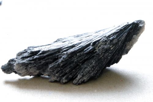Cianita<br />Governador Valadares, Vale do Rio Doce, Minas Gerais, Brasil<br />Medidas pieza: 10,5x4,5x2,7 cm<br /> (Autor: Sergio Pequeño)
