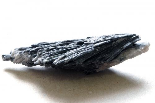Cianita<br />Governador Valadares, Vale do Rio Doce, Minas Gerais, Brasil<br />Medidas pieza: 10,5x4,5x2,7 cm<br /> (Autor: Sergio Pequeño)