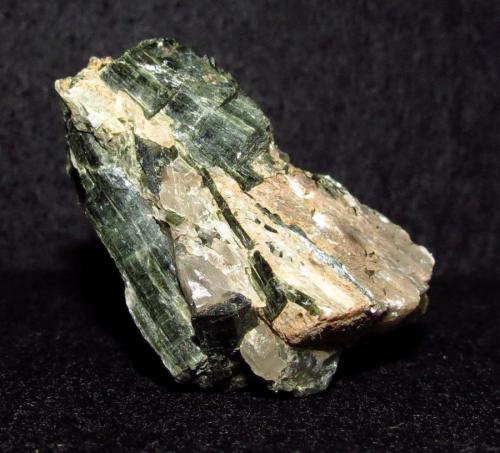 Actinolite-Tremolite Series<br />Canteras Chelmsford lime, Chelmsford, Condado Middlesex, Massachusetts, USA<br />5 cm<br /> (Author: NellsRocks)