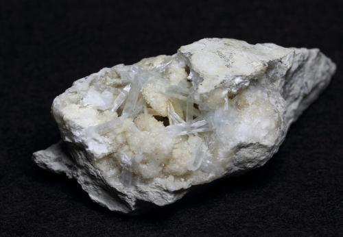 Celestina<br />Yacimiento de Celestinas, Torà, Comarca Solsonès, Lérida / Lleida, Cataluña / Catalunya, España<br />7 x 3 x 3 cm<br /> (Autor: karbu8)