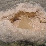 Calcite on DolomiteZona de construcción de embalses, Condado Monroe, Indiana, USAgeode cavity 9 x 5 cm, the calcite is 3.5 cm (Author: Bob Harman)
