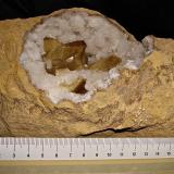Barite on QuartzBarranco Mission Valley, Condado Monroe, Indiana, USAThe specimen is 18 cm long (Author: Bob Harman)