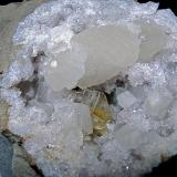 Calcite and Barite on QuartzCanales de desagüe, Condado Monroe, Indiana, USAcalcites up to 3.0 cm, barite up to 2.5 cm (Author: Bob Harman)