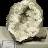 Calcite on QuartzCondado Washington, Indiana, USAthe geode is about 24 cm and the calcites are up to 2.5 cm (Author: Bob Harman)