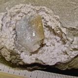 Celestine on QuartzHoosier Stone Company Salem (Cantera Salem), Salem, Condado Washington, Indiana, USAthe geode is about 11 cm x 7 cm and the celestine is 4.5 cm (Author: Bob Harman)