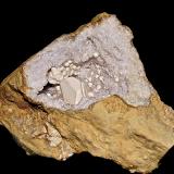Aragonite or Kaolinite on Calcite on QuartzCondado Monroe, Indiana, USAGeode is 8 cm. The Calcite is 2 cm (Author: Bob Harman)
