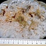 Baryte and Dolomite on QuartzZona Harrodsburg, Clear Creek, Condado Monroe, Indiana, USABaryte group is 3.5 cm. (Author: Bob Harman)