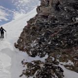 _En una excursión con esquís por las alturas encontramos este afloramiento. La nieve impide ver el contacto con las rocas carbonatadas de los alrededores. (Autor: Josele)