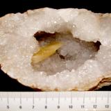 Baryte on QuartzCondado Monroe, Indiana, USAthe Barite crystal is about 3 cm (Author: Bob Harman)