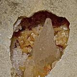 Calcite and Dolomite on Quartz and with MarcasiteAfloramientos Carretera Estatal 37, Harrodsburg, Clear Creek, Condado Monroe, Indiana, USAas above (Author: Bob Harman)