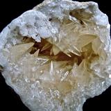 Calcite on QuartzCondado Lawrence, Indiana, USACalcites to 2.5  cm in 6.5 cm geode (Author: Bob Harman)